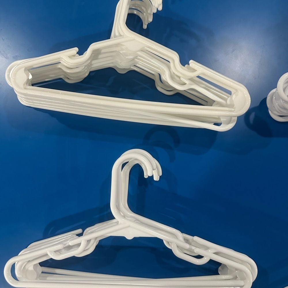 Lot of 65 children’s size plastic hangers. Variety - Picture 7 of 7